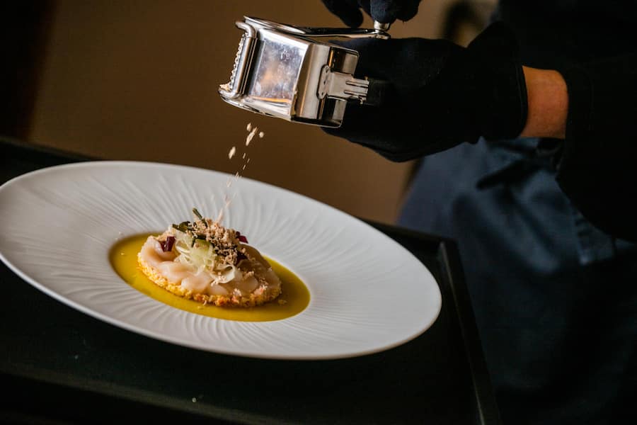 Hotel-Restaurant Bellevue, Flims 2023: Ruud Willemsen: Jakobsmuschel, Gänseleber, Snow Crab