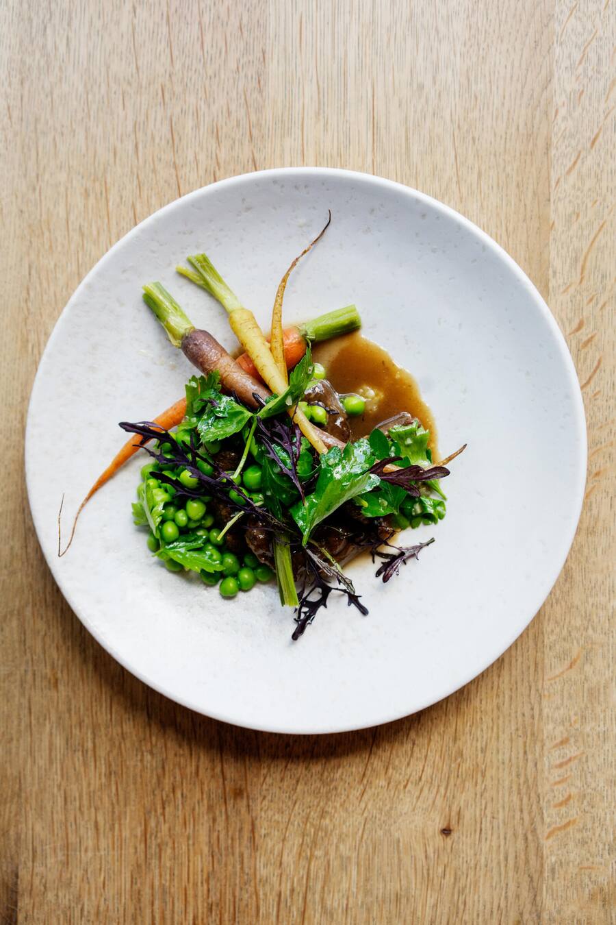 Restaurant Metzg in Zürich: Lammragout mit jungen Karotten, Erbsen und einer Vinaigrette aus Salzzitronen
