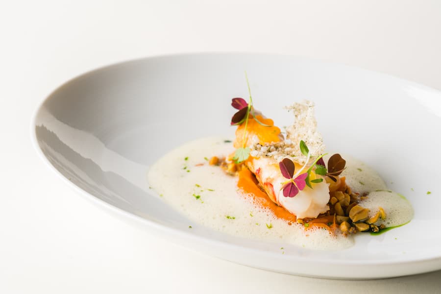 Dominik Sato: Langoustine, Kürmbis, Citrus-Thai-Curry - Tschuggen Gourmet Tour - Arosa - 7. Januar 2022 - Copyright Olivia Pulver