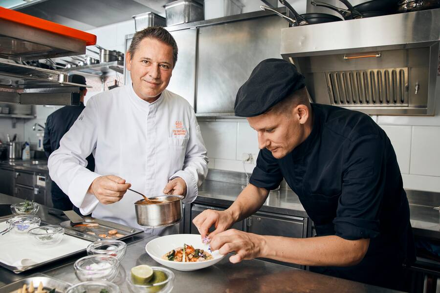 Urs Gschwend (weisses Hemd), Executive Chef de Cuisine, und Roger Hübscher, Küchenchef Brasserie, in der Küche der Brasserie Grandhotel Les Trois Rois Basel, 15.07.2020, Foto Lucia Hunziker Les Trois Rois, Brasserie, neugestaltete Brasserie, Urs Gschwend, Koch des Monats, Basel © Lucia Hunziker