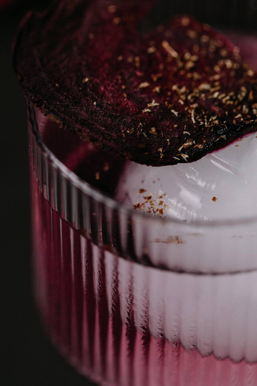 Pink Negroni serviert mit einem Randenchip und frisch geriebener Muskatnuss HO Pressebilder Restaurant, Byline Digitale Massarbeit