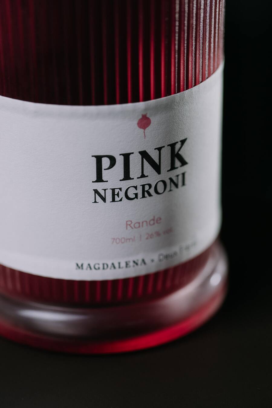 Pink Negroni serviert mit einem Randenchip und frisch geriebener Muskatnuss HO Pressebilder Restaurant, Byline Digitale Massarbeit