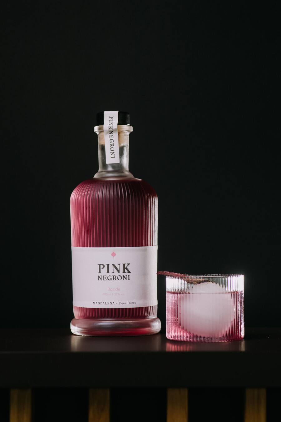 Pink Negroni serviert mit einem Randenchip und frisch geriebener Muskatnuss HO Pressebilder Restaurant, Byline Digitale Massarbeit