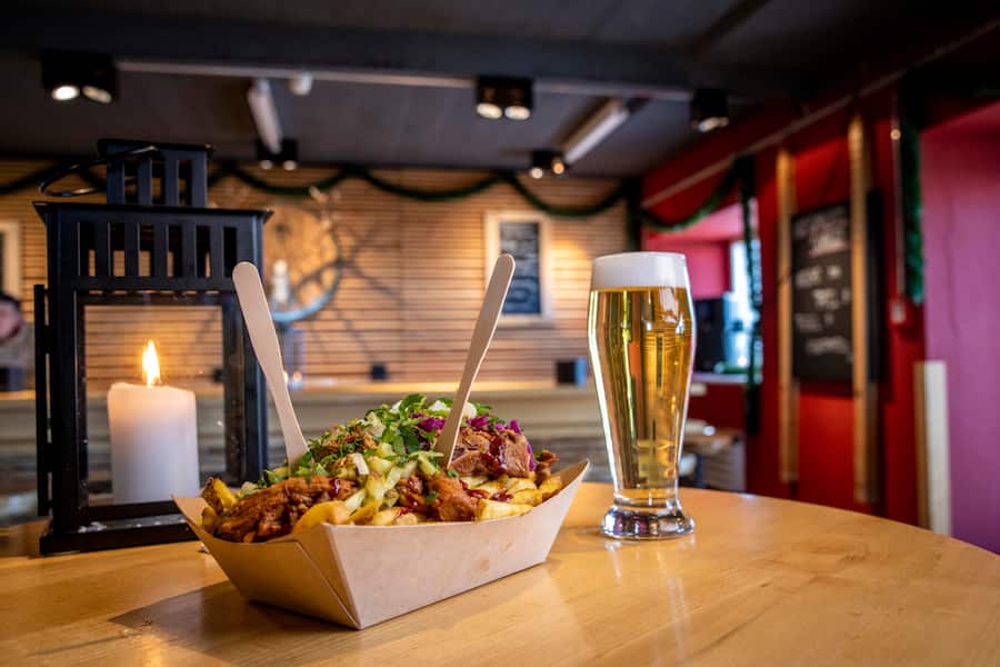 Poulet Pork Frites. Skibar Schreinerei Eigergletscher.