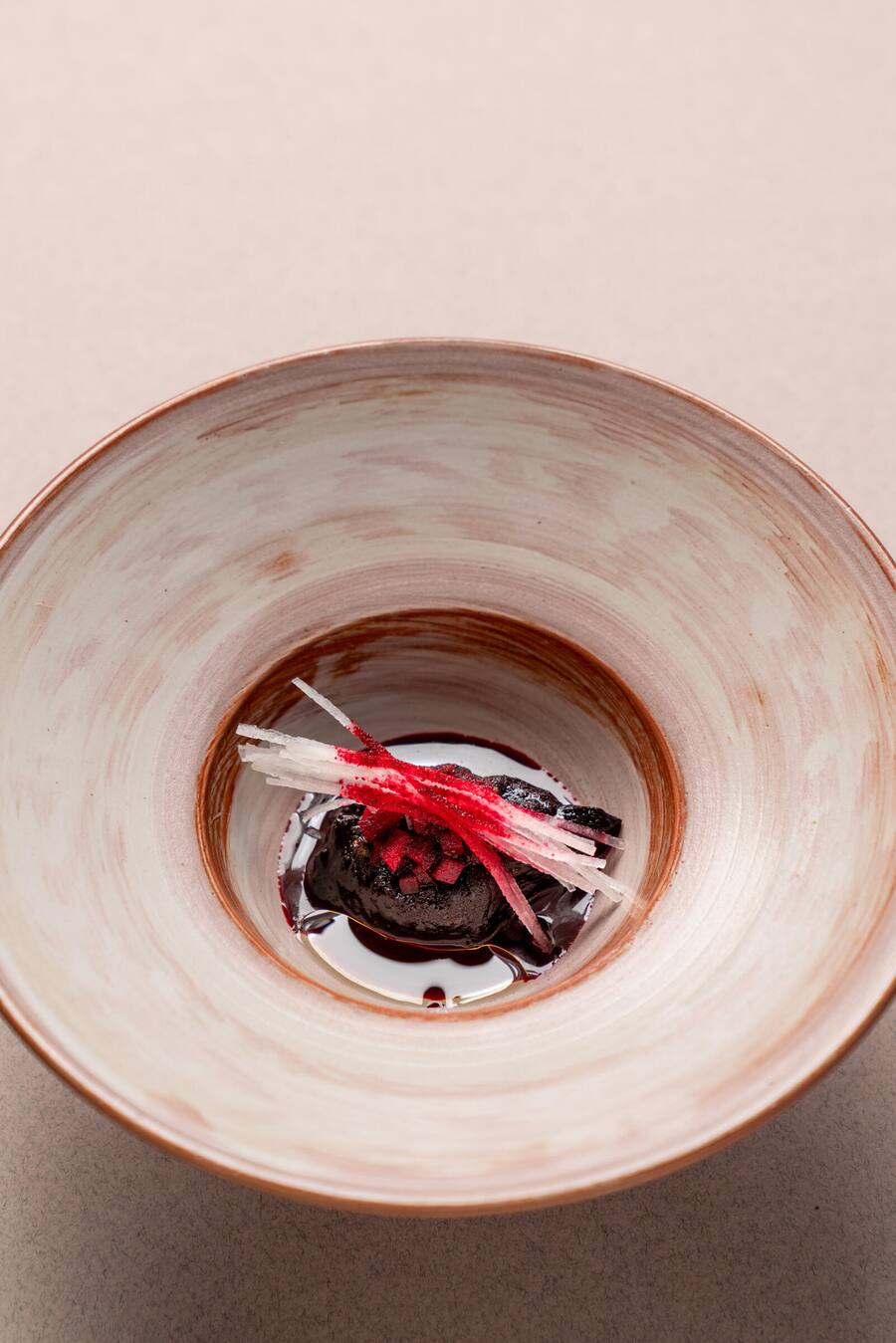 Randensteak mit Rettich-Randen-Sud - Restaurant Magdalena, Rickenbach (SZ) - Dominik Hartmann, Chefkoch - Copyright Olivia Pulver - April 2022