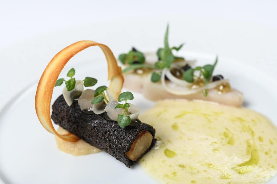 Glion (Montreux), 22 février 2023. La darne de fera du Lac Léman, salsifis croustillant, jus tranché à l'estragon. Reportage sur le lunch experience "Le Menu Amuse-Bouche" proposé par le chef Stéphane Décotterd au restaurant Maison Décotterd installé au Glion Institute of Higher Education. ©François Wavre | Lundi13