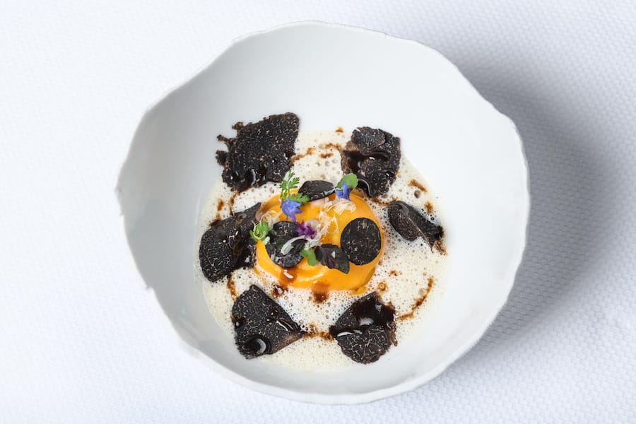 Glion (Montreux), 22 février 2023. La raviole crémeuse de "senne-fade", émulsion de châtaignes torréfiées. Reportage sur le lunch experience "Le Menu Amuse-Bouche" proposé par le chef Stéphane Décotterd au restaurant Maison Décotterd installé au Glion Institute of Higher Education. ©François Wavre | Lundi13