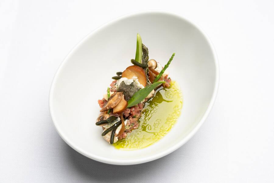 Kitchenparty Vitznauerhof, Jeroen Achtiens Gericht: Lammtatar mit Gillardeau-Austern und Algen-Vinaigrette Vitznauerhof, White Night, Kitchenparty, Vitznau © Nik Hunger