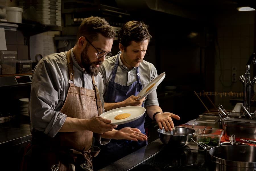 Kochen Gang Voll-Vegan: Ackerbohnen-Tempeh, Federkohl-Wakame, Rüeblipurée-Spiegel, Rapssamen-Kaviar, veganer Jus, Ackerbohnen-Crumble. 4-Hand-Dinner mit Chefs Benedikt Voss, Kräuterhotel Rigi und Carlos Navarro, Rest. Rechberg1837, Zürich