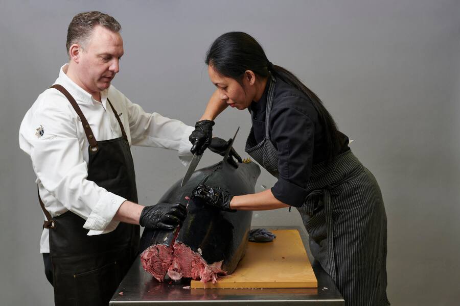 Beim Zerteilen gehen Mike Wehrle und Janet Lopez einander zur Hand.
