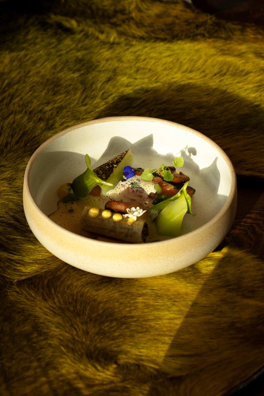 Chalet RoyAlp Hôtel & SPA, Crudo de saumon mariné, concombre, mayonnaise d‘huîtres, cannolo de champignons shiitake, émulsion au whisky
