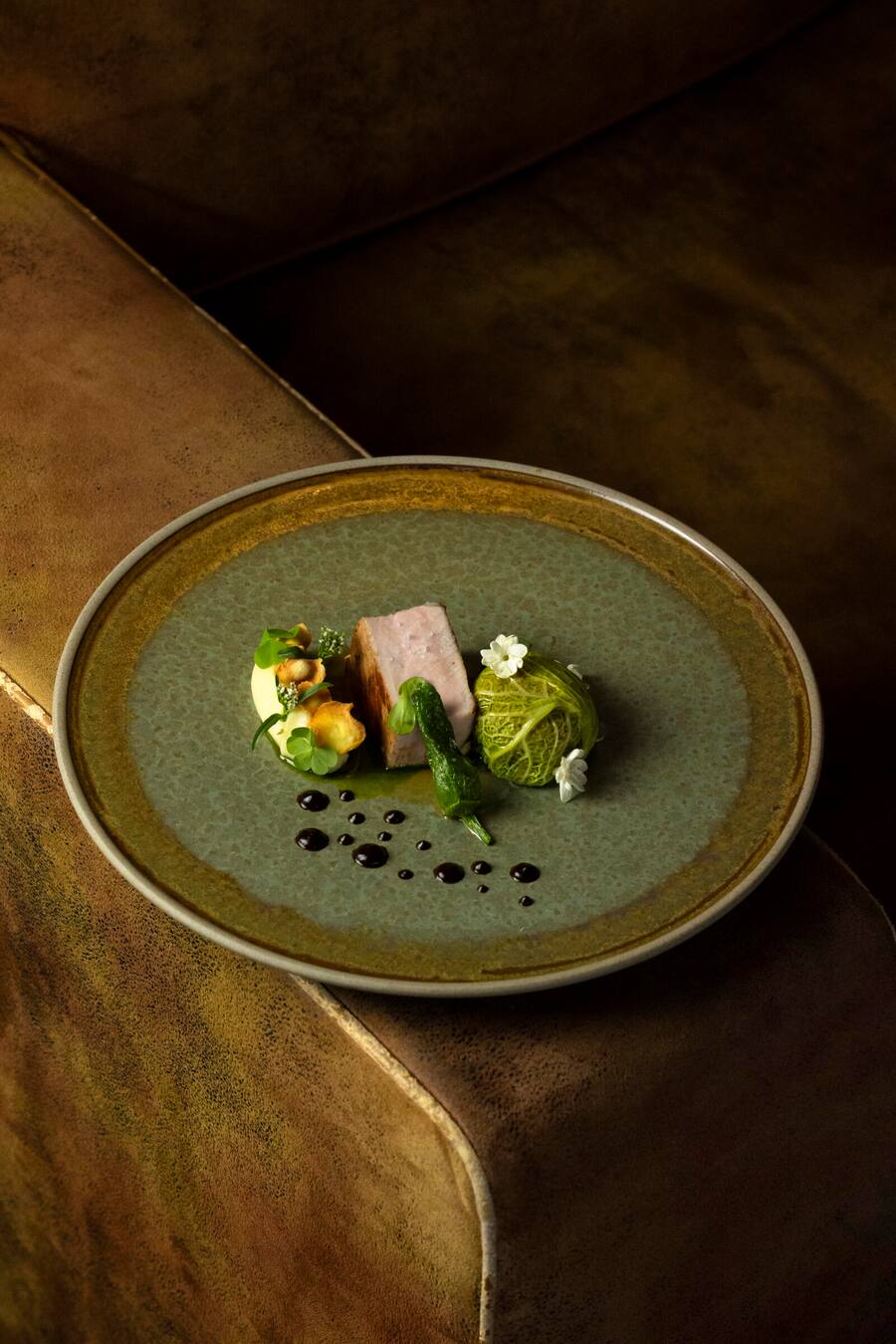 Faux filet de bœuf suisse rassis à l’os de 4 semaines, échalotes, espuma de pommes de terre rôties et chanterelles