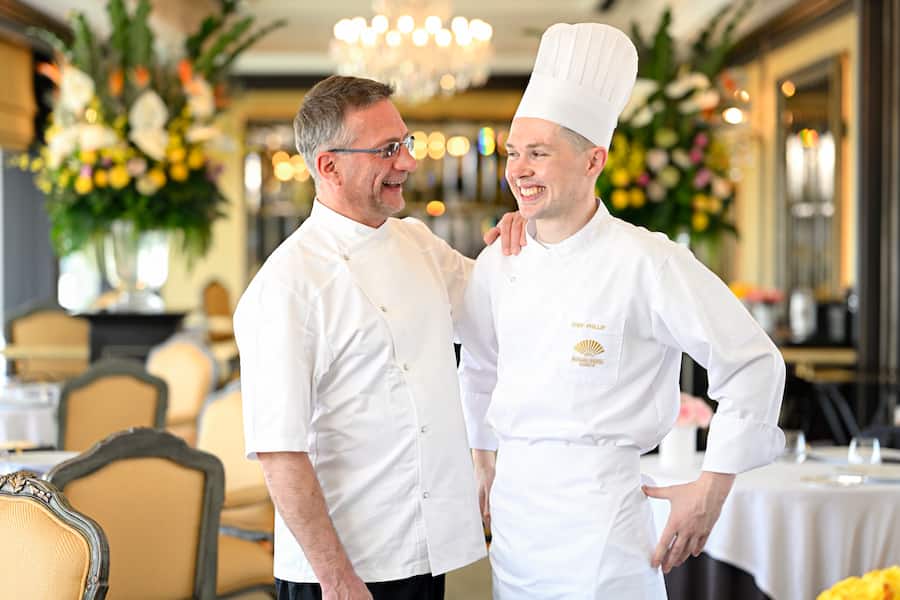 Die Familie Roux (drei Sterne seit 39 Jahren) wacht über das Luxusrestaurant «Le Normandie». Alain Roux und sein Statthalter Phil Hickman.