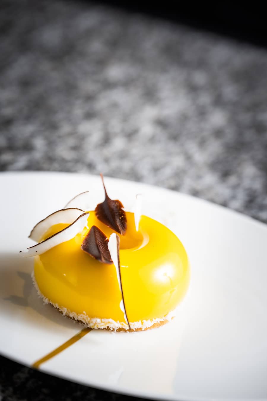 The Dolder Grand 2023: Donut mit Kokos-Mousse, Mango und Passionsfrucht