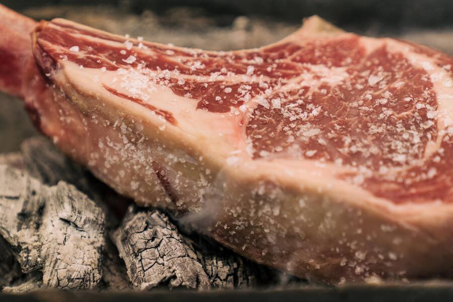 US-Tomahawk - Felix Kattchin ist Fleisch-Sommelier und Chef de Grill im Park Hotel Vitznau - Fleisch von LUMA - 29. April 2020 - Copyright Olivia Pulver