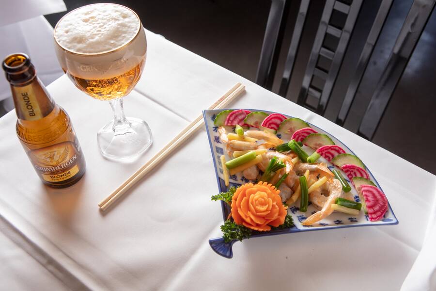 Gericht im Blun-Chi: Im Wok gebratene Swiss Shrimps mit Ingwer und Frühlingszwiebeln, Grimbergen Bier