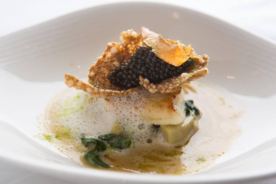 So gut kann Heilbutt sein! Mit Artischocken und Oscietra. By Christian Kuchler © Marcus Gyger