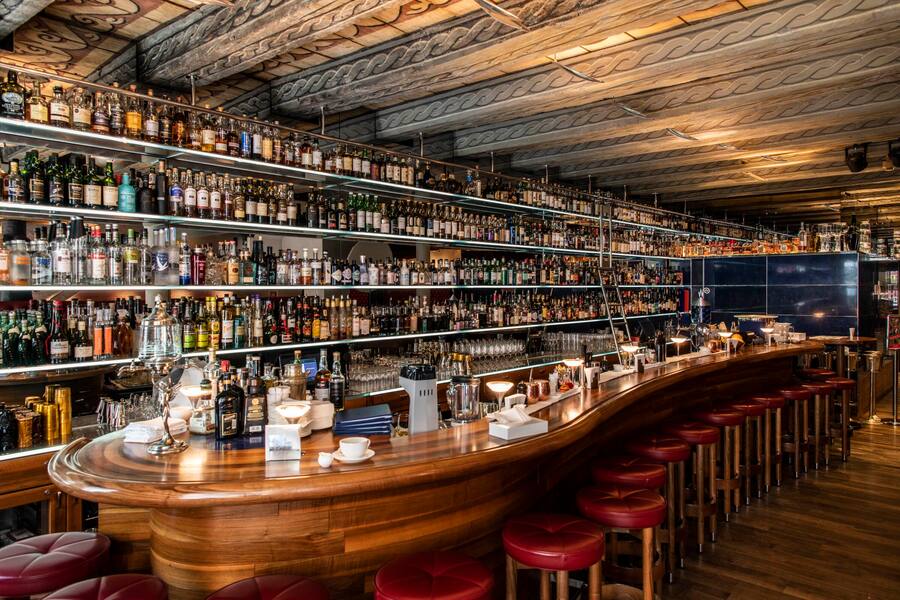 Der Duft des Whiskeys, Blindtest zwischen Parfumcreator Claudio Zier und Chef de Bar David Bandak am Freitag (30.8.2019) in der Widder-Bar in Zürich. Foto: Thomas Egli Bolero 5/2021 Cocktails Widder Bar Matteo Moscatelli