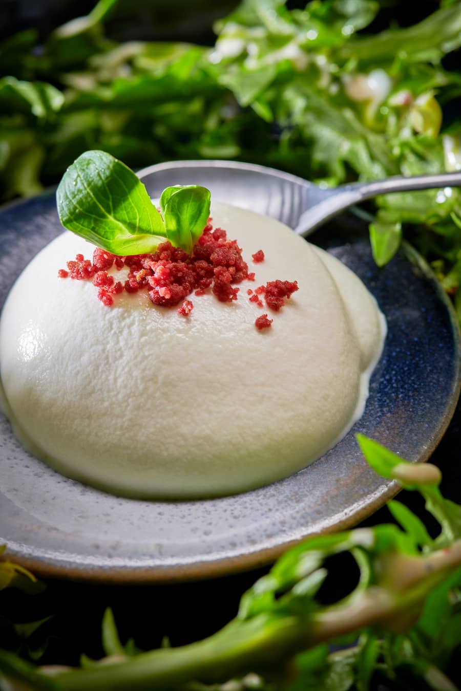 La Sage, le 30 mars 2023, Restaurant Les Collines, Maud et François-Xavier Lemploy, nous présente : ici le tartare pomme de terre cornichon cerfeuil, mousse de fromage a raclette des Haudères , curable betterave oignon confit © Sedrik Nemeth