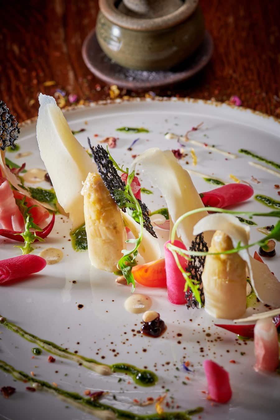 La Sage, le 30 mars 2023, Restaurant Les Collines, Maud et François-Xavier Lemploy, nous présente : ici les asperges de Saillon de chez Maurice Dussex, cuites a basse température jambon bon cru du VS de Mr Brumann et pesto de basilic © Sedrik Nemeth