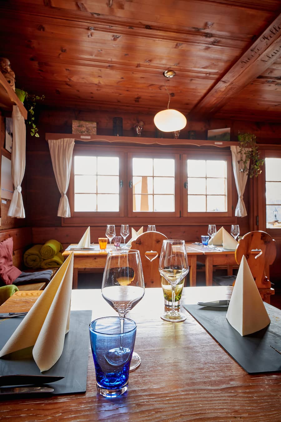 La Sage, le 30 mars 2023, Restaurant Les Collines, Maud et François-Xavier Lemploy, nous présente : ici le ris de veau, en croûte de panko , champignons de Paris à la Grec, jus de bergamote. © Sedrik Nemeth