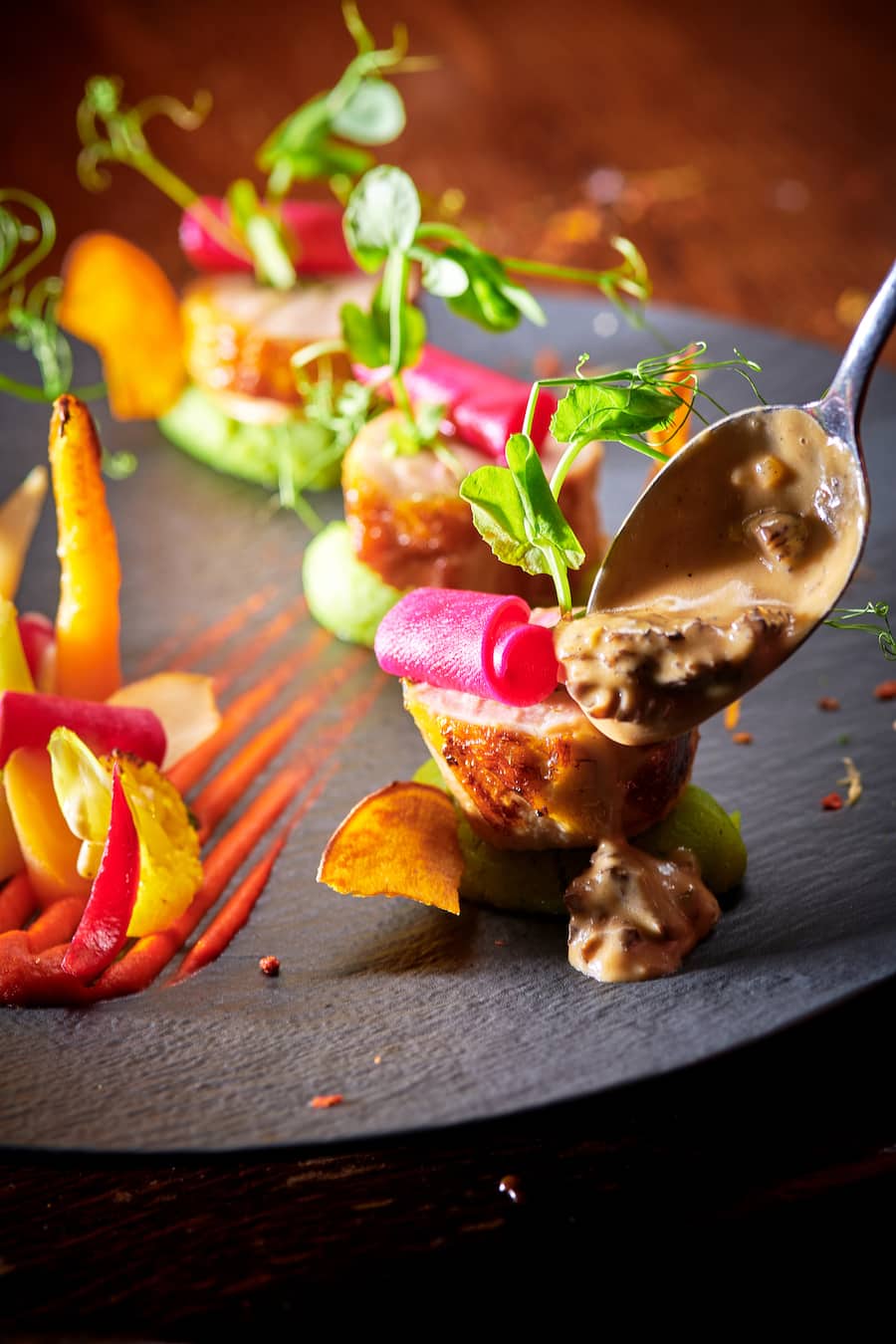 La Sage, le 30 mars 2023, Restaurant Les Collines, Maud et François-Xavier Lemploy, nous présente : ici le Ballotine de pintade fermière , farcie au cochon dâalpage et épinards frais, , purée Robuchon lâestragon .et sauce aux morilles de feu © Sedrik Nemeth