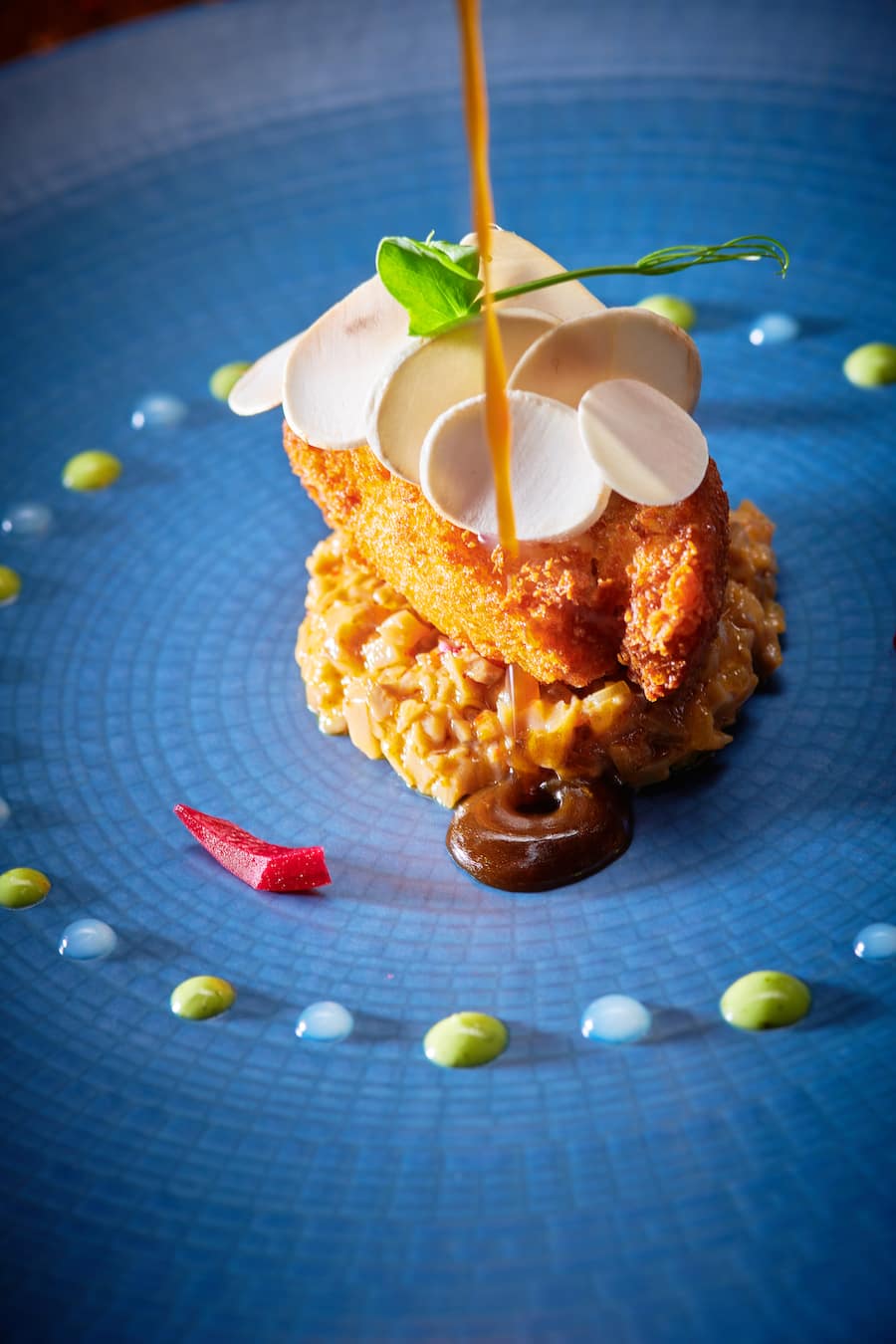 La Sage, le 30 mars 2023, Restaurant Les Collines, Maud et François-Xavier Lemploy, nous présente : ici gourmandise de ris de veau, en croûte de panko , champignons de Paris à la Grec, jus de bergamote. © Sedrik Nemeth