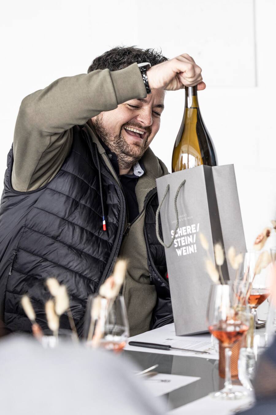 Ligerz, 27.3.2023; Weingut Krebs & Steiner: Wine Event in Ligerz. Bjoern Inniger, Gewinner Wettbewerb. Photo Monika Flueckiger