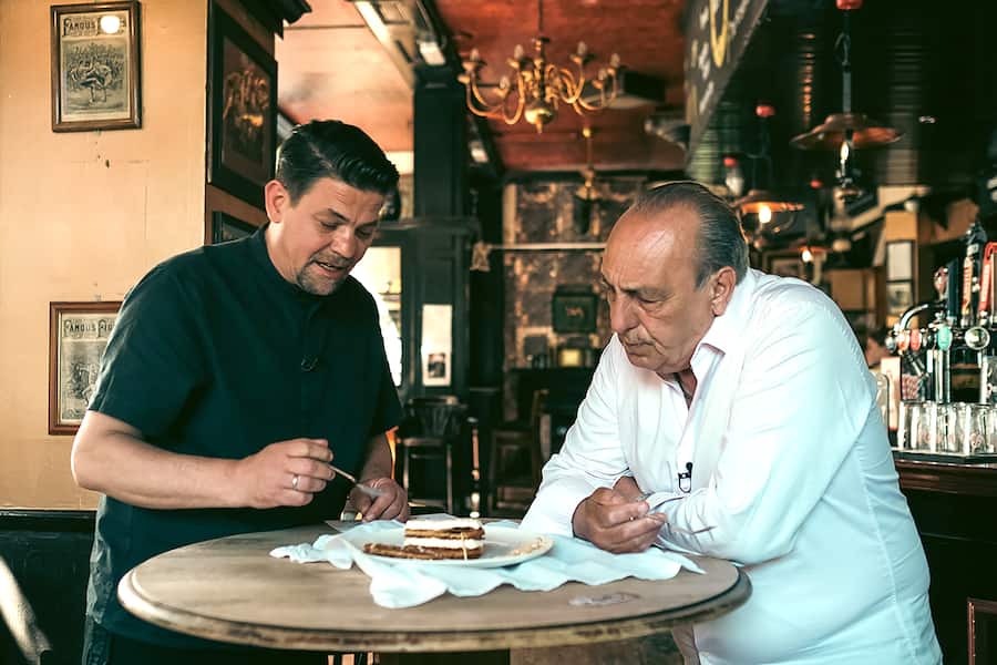 Kochen mit Kater. Auch bei der zweiten Aufgabe starten sie motiviert. Elif und Markus dürfen endlich nach Singapur. Vor drei Jahren wollten sie nach Südostasien reisen, doch Corona machte ihnen einen Strich durch die Rechnung. Die Aufgabe ist simpel: eine frittierte Teigtasche, gefüllt mit Seafood. Elif und Markus analysieren und erkennen, dass der Teig die Schwierigkeit sein wird. Doch guten Mutes gehen sie zurück ins Hotel, wo eine Poolparty im Gange ist. «Markus hatte wohl einen Gin Tonic zu viel», resüm