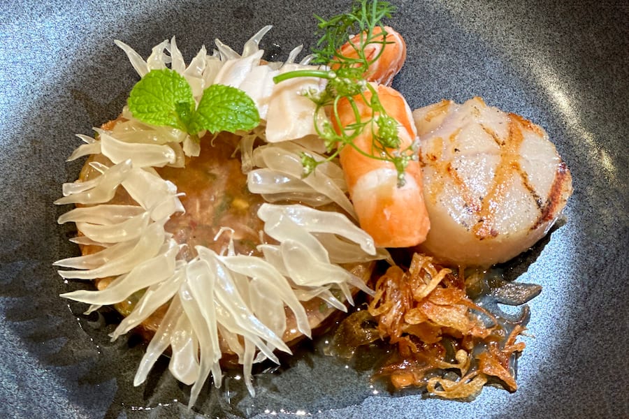 Pomelo Salad (Signature Dish) Chef Patchara «Pom» Pirapak, Restaurant Baan Phraya im Mandarin Oriental, Bangkok, Thailand