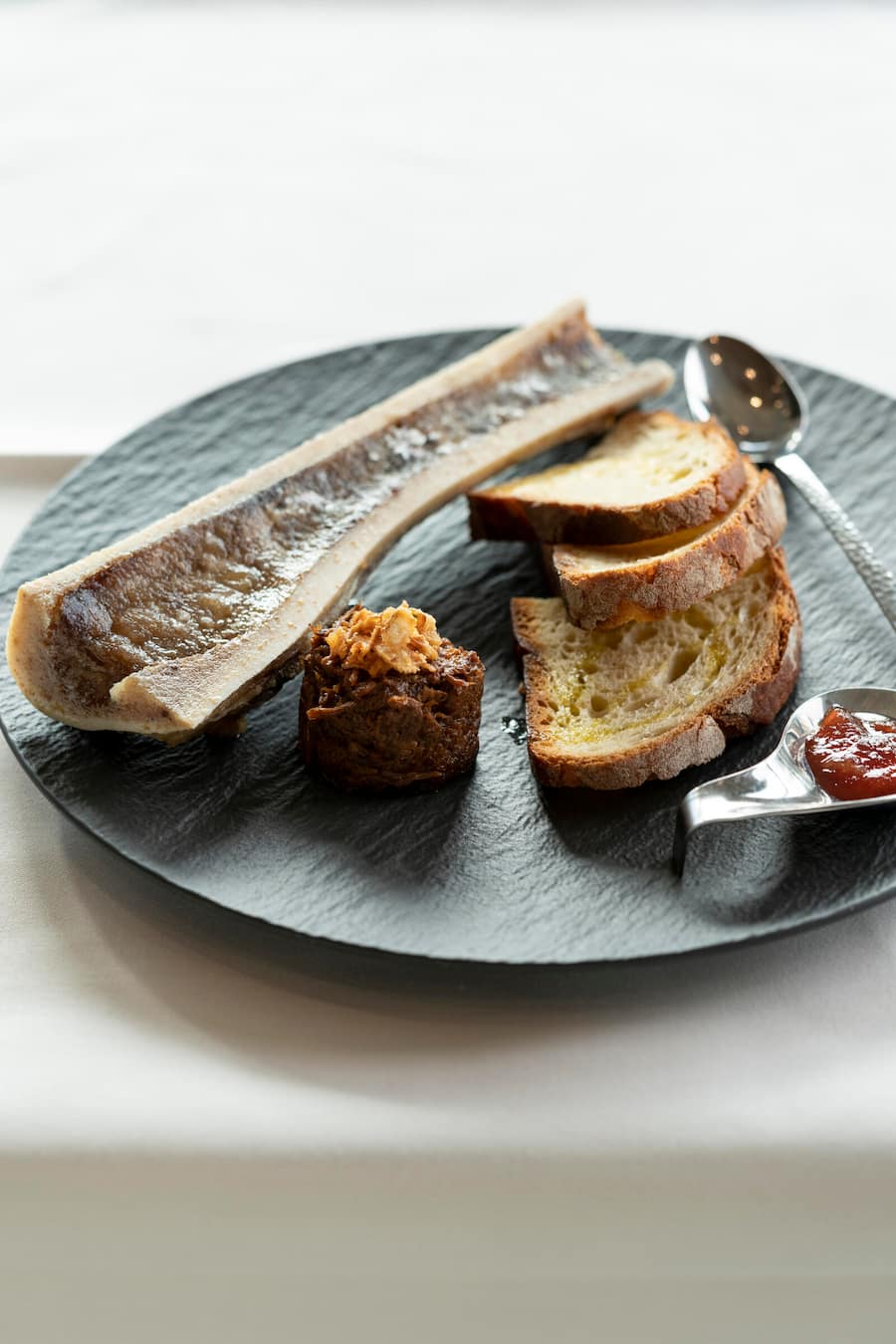 Hoenggerhof, Gratiniertes Markbein, Rindsschuter-Chutney Crostino