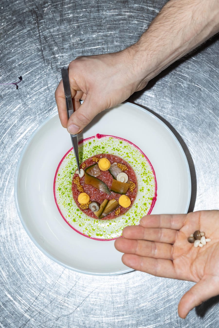 Restaurant Wöschi Gericht: Handgeschnittenes Beef Tatar vom Zürcher Rind (Gepickeltes Gemüse, Sardinen, Wildkräutersalat) Fotografiert am 14.03.2023