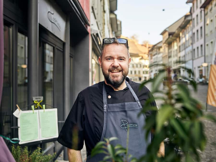 «Rosmarin II»: Philipp Audolensky zieht in Lenzburg um und verwirklicht sein Tresenkonzept. Er kocht, die Gäste schauen zu.