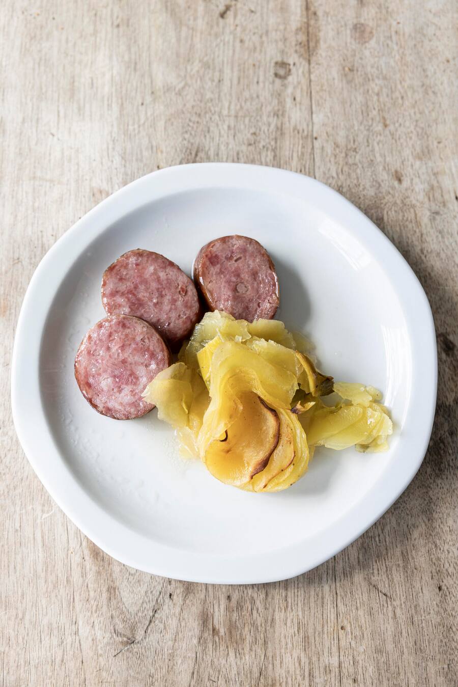 Ligerz, 27.3.2023; Weingut Krebs & Steiner: Wine Event in Ligerz. Treberwurst mit Kartoffelgratin. Photo Monika Flueckiger