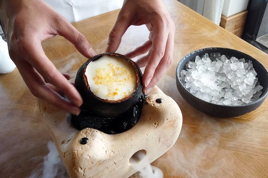 Rezept: Verkohltes Grapefruit-Dessert by Khoris Lead: Khoris Othmane, der Chefpatissier vom Alpina zaubert mit verkohlter Grapefruit ein herrlich frisches Dessert!