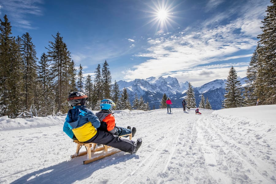 Winterwandern und Schlitteln im Skigebiet Meiringen Hasliberg Winter 2020. ©David Birri