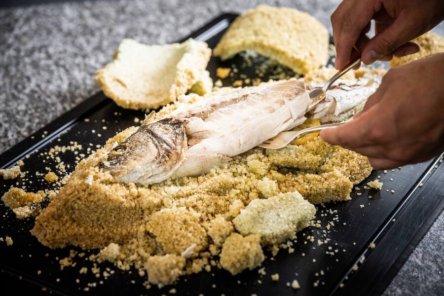 The Dolder Grand 2023: Wolfsbarsch in der Salzkruste