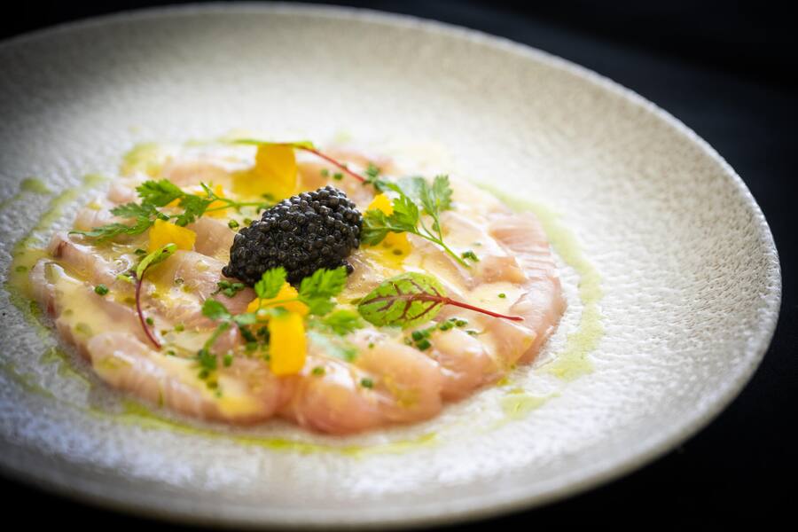 Zermatt 2023: Hotel Mont Cervin Palace: King Fish, Caviar, Mandarine, Königsmakrele