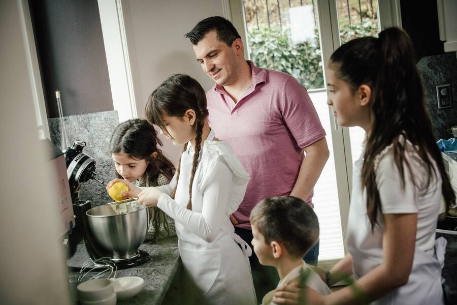 Agron Lleshi backt mit seiner Familie 2023