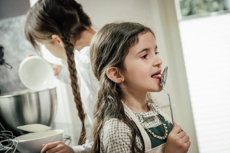 Agron Lleshi backt mit seiner Familie 2023