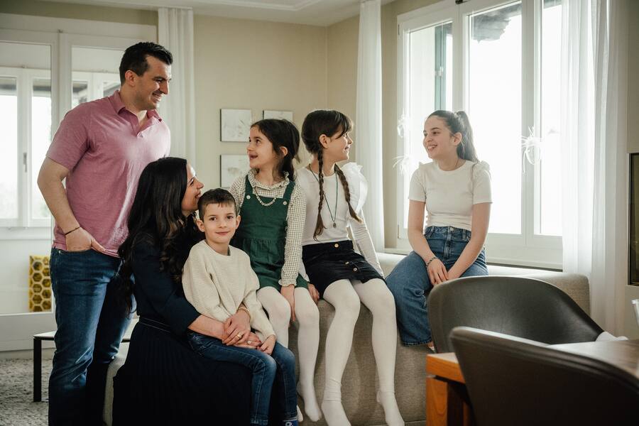 Agron Lleshi backt mit seiner Familie 2023