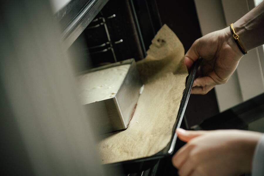 Agron Lleshi backt mit seiner Familie 2023