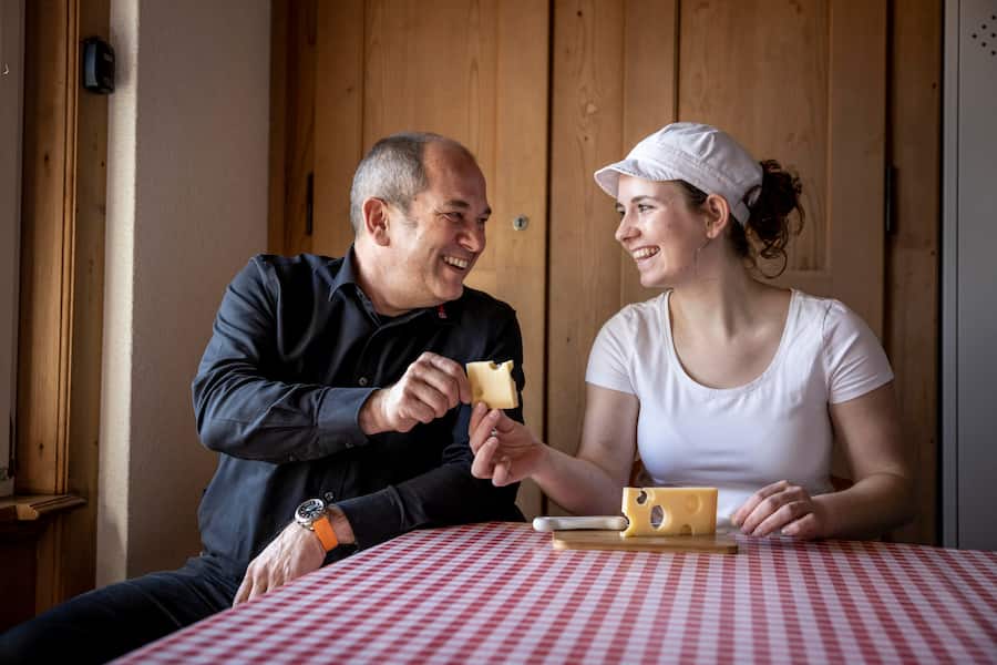 Aline Hadorn, Käserin in Kirchdorf, BE mit Urs Schluechter