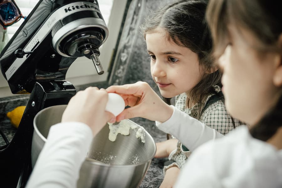 Agron Lleshi backt mit seiner Familie 2023