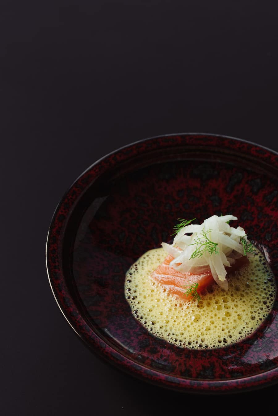 In Natriumacetat gegarter Lachs aus Lostallo mit Safran-Beurre-blanc und Fenchel - Birdy's by Achtien, Brunnen - Christian Vogel - April 2023 - Copyright Olivia Pulver