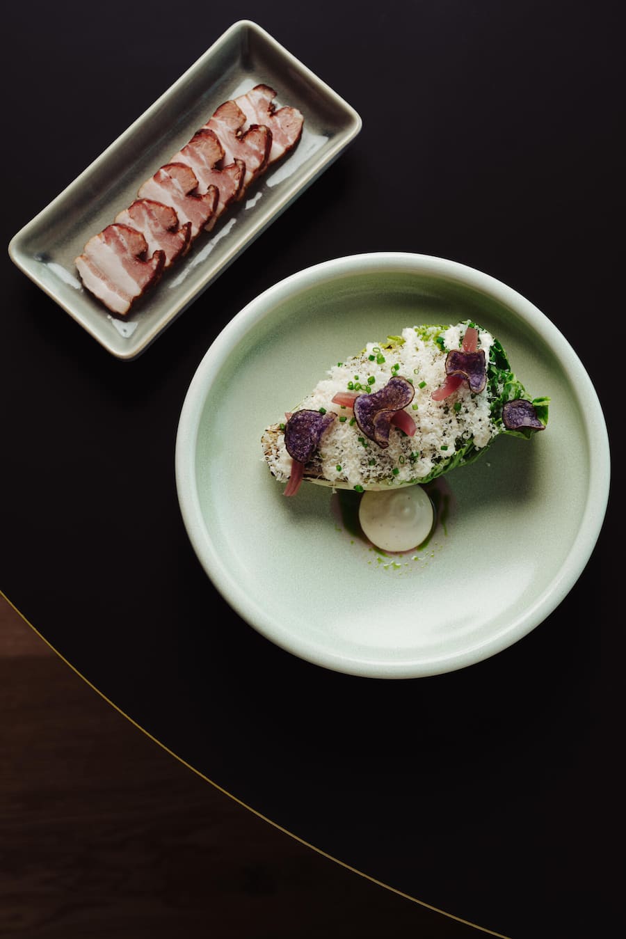 Lattich mit gepickeltem Zwiebelsud, Caesar-Cream und Hüttenspeck - Birdy's by Achtien, Brunnen - Christian Vogel - April 2023 - Copyright Olivia Pulver