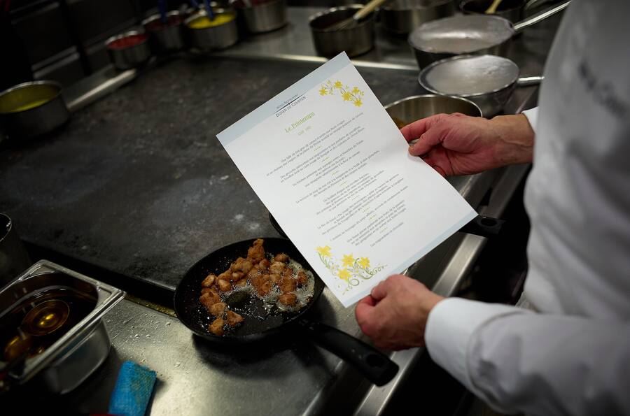 Sierre, le 21 avril 2023, Didier de Courten, donne son dernier service à lâhôtel re3staurant le Terminus, 19 points au Gault&Millau, avec sa femme Carme Sedrik Nemeth