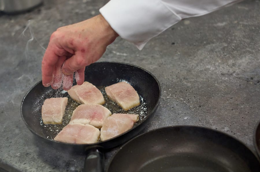Sierre, le 21 avril 2023, Didier de Courten, donne son dernier service à lâhôtel restaurant le Terminus, 19 points au Gault&Millau, avec sa femme Carmelia © Sedrik Nemeth