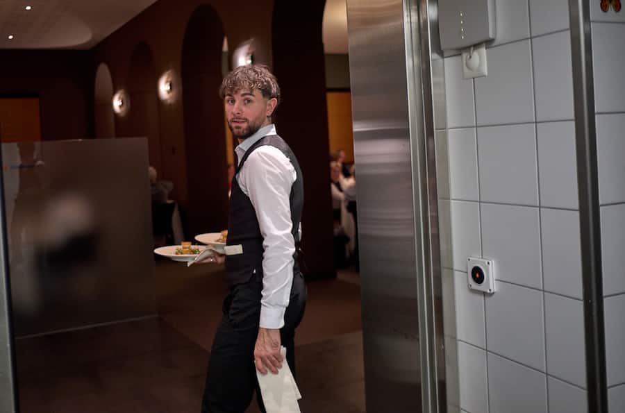 Sierre, le 21 avril 2023, Didier de Courten, donne son dernier service à lâhôtel restaurant le Terminus, 19 points au Gault&Millau, avec sa femme Carmelia © Sedrik Nemeth