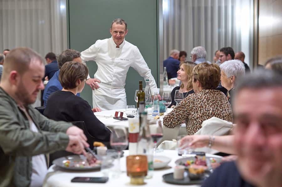 Sierre, le 21 avril 2023, Didier de Courten, donne son dernier service à lâhôtel restaurant le Terminus, 19 points au Gault&Millau, avec sa femme Carmelia © Sedrik Nemeth